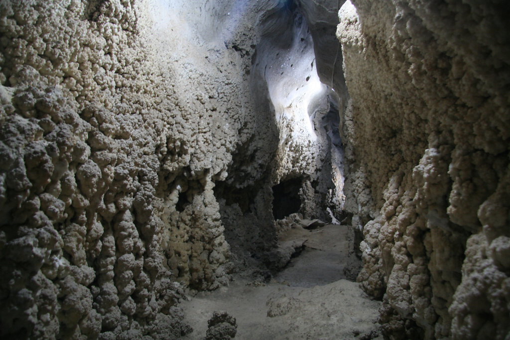 Höhle / Cave